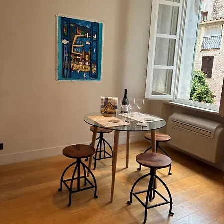 Elegant On A Quiet Street In Old Town Appartement