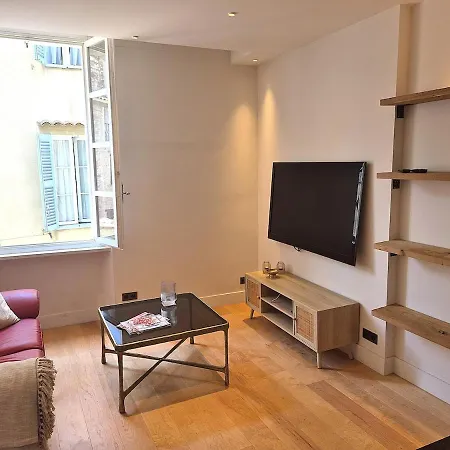 Appartement Elegant On A Quiet Street In Old Town Antibes